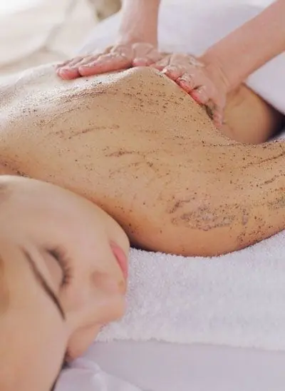 Exfoliación corporal con arcilla sobre la espalda